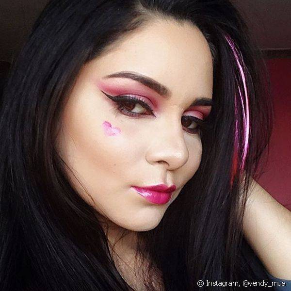A sombra rosa esfumada com batom pink ? uma das combina??es queridinhas daquelas que querem um look mais feminino no Carnaval (Foto: Instagram @yendy_mua)
